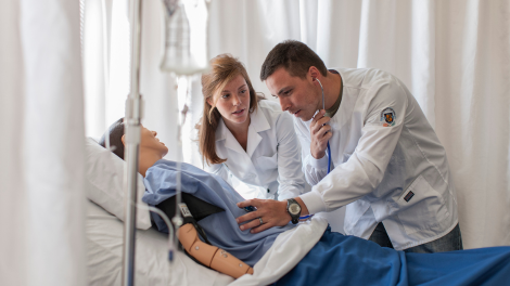 Nursing students with a simulated patient