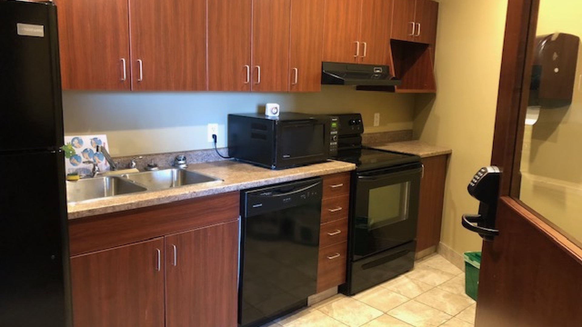 Kitchen with an oven, microwave and dishwasher 