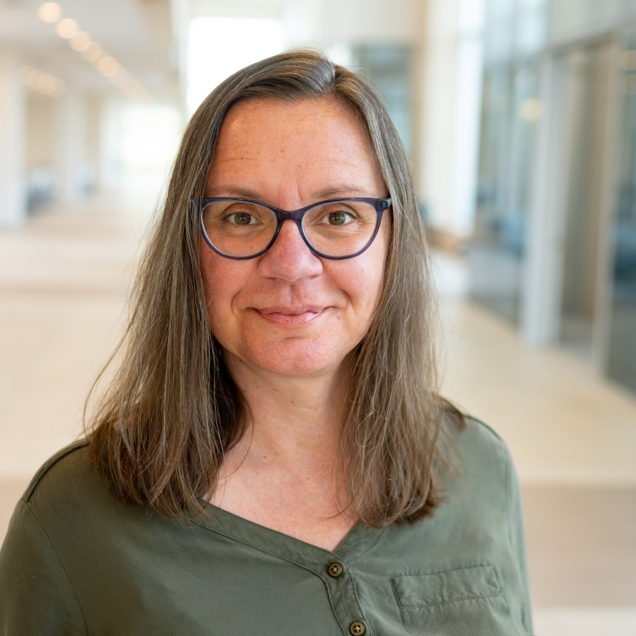 Robin Neustaeter Headshot