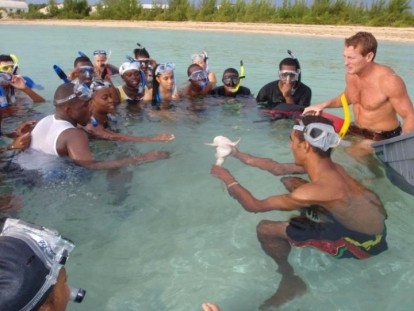 Graduate Instructor Teaching Scuba Diving in Bahamas